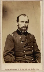 Retrato de medio cuerpo de un hombre en uniforme